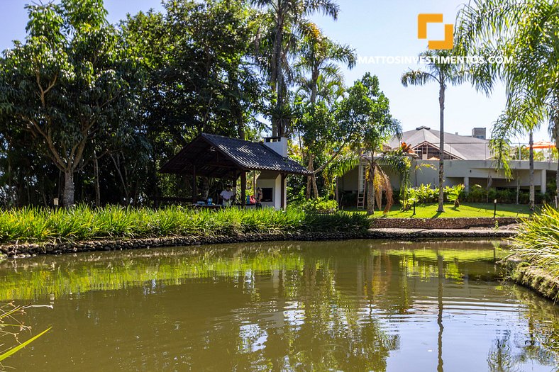 Casa com piscina de borda infinita no Condomínio Panorâmico